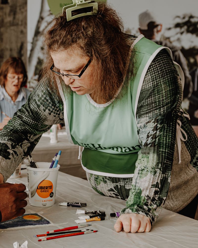 Homme avec un sweat à capuche noir face à une femme