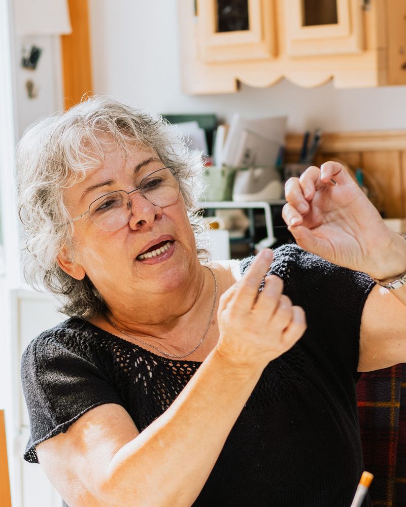 Homme avec un sweat à capuche noir face à une femme